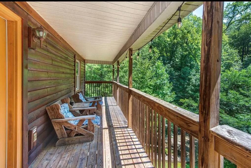 Smokey Mountain Retreat, Hot Tub, Game Room, Sleeps 8! Gatlinburg Exterior photo