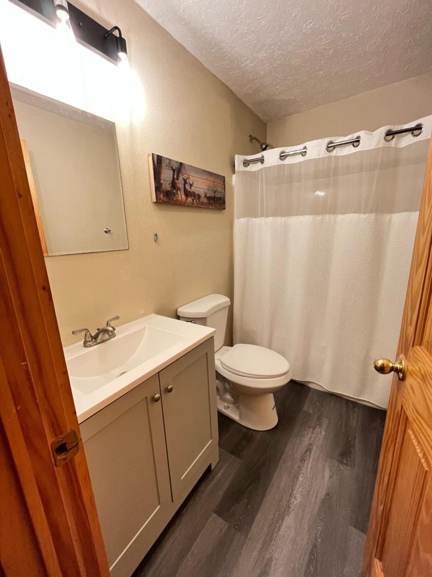 Smokey Mountain Retreat, Hot Tub, Game Room, Sleeps 8! Gatlinburg Exterior photo