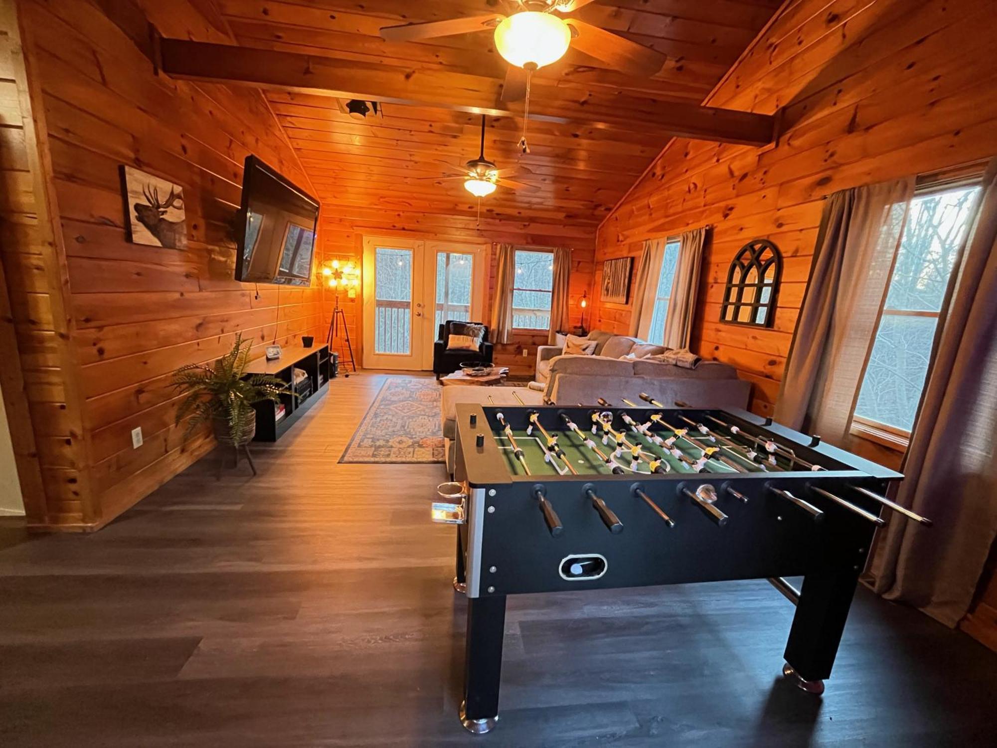 Smokey Mountain Retreat, Hot Tub, Game Room, Sleeps 8! Gatlinburg Exterior photo
