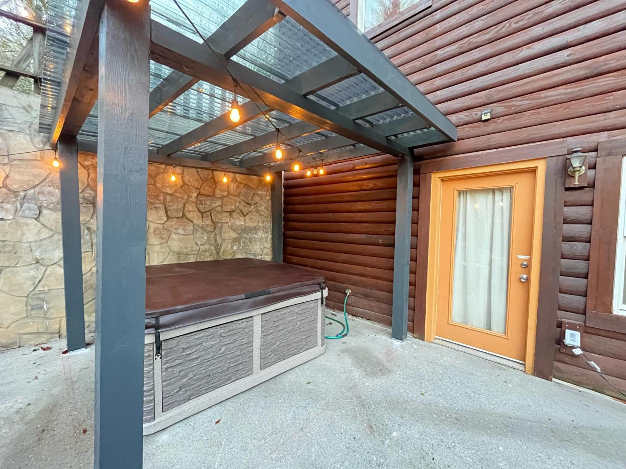 Smokey Mountain Retreat, Hot Tub, Game Room, Sleeps 8! Gatlinburg Exterior photo