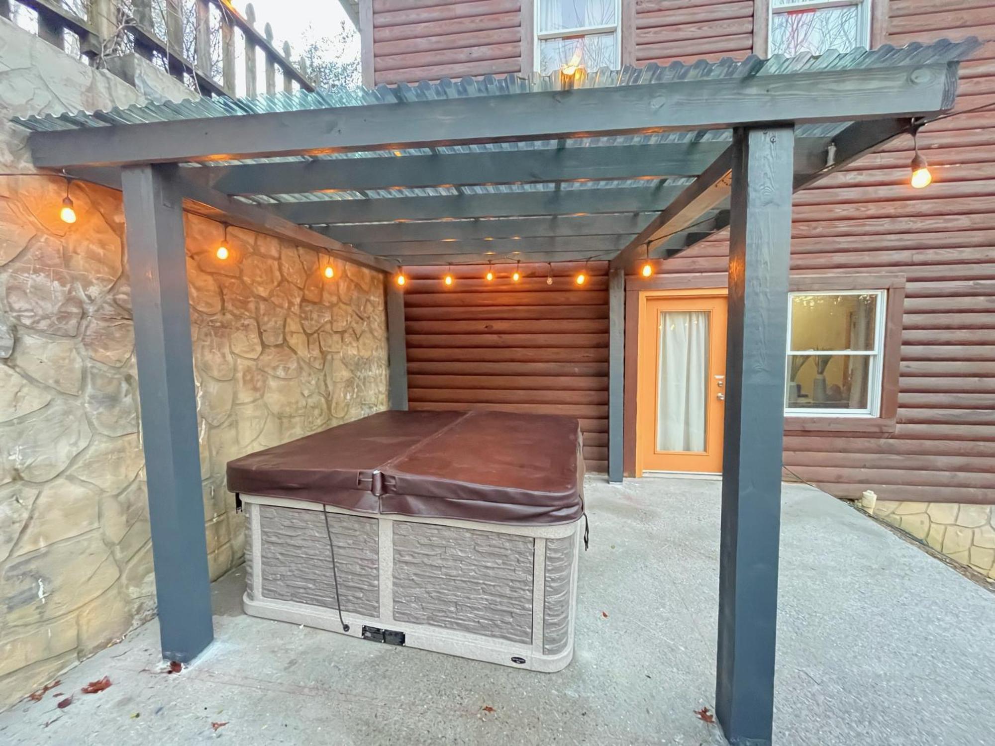 Smokey Mountain Retreat, Hot Tub, Game Room, Sleeps 8! Gatlinburg Exterior photo