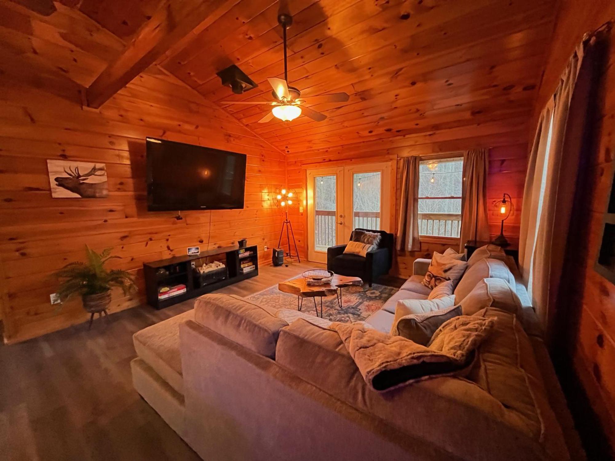 Smokey Mountain Retreat, Hot Tub, Game Room, Sleeps 8! Gatlinburg Exterior photo