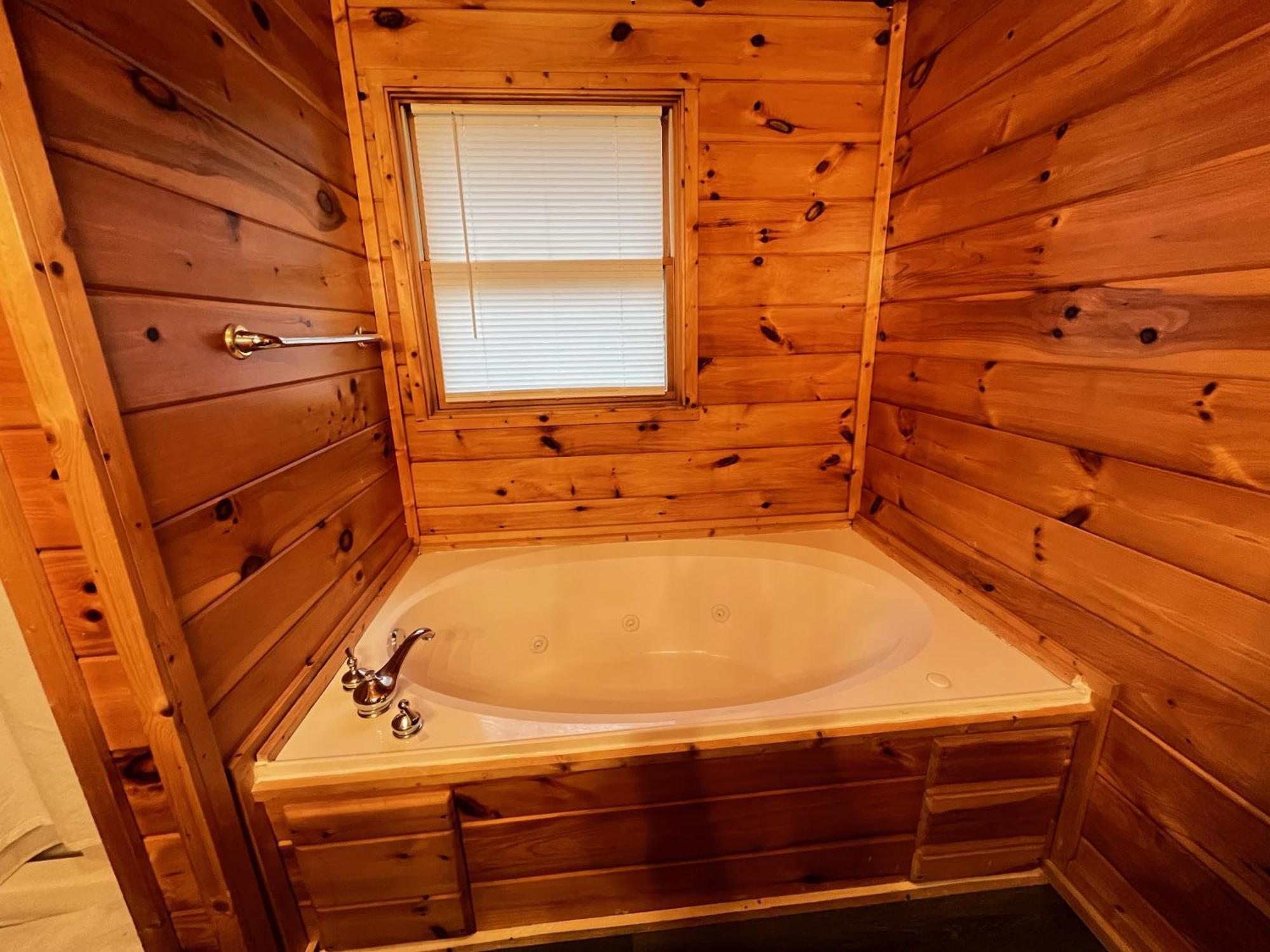 Smokey Mountain Retreat, Hot Tub, Game Room, Sleeps 8! Gatlinburg Exterior photo