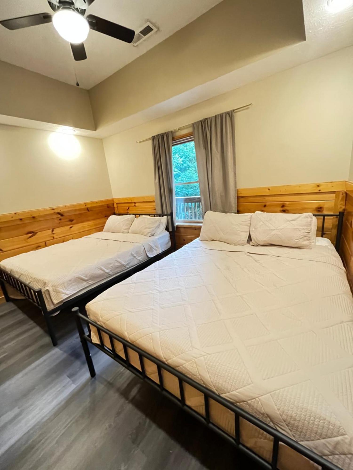 Smokey Mountain Retreat, Hot Tub, Game Room, Sleeps 8! Gatlinburg Exterior photo